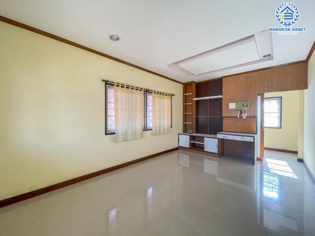 *****บ้านเดี่ยวมือสองย่านนนทบุรี ม.บัวทองธานี กาญจนาภิเษก เนื้อที่กว้างขวางมากถึง 60 ตร.ว. ฟังก์ชัน 4 ห้องนอน 2 ห้องน้ำ ที่จอดรถ 2 คัน บ้านเดี่ยวมีเรือนรับรอง สภาพสวยพร้อมเข้าอยู่ บนทำเลแห่งการเดินทาง ใกล้รถไฟฟ้าสายสีม่วง "สถานีคลองบางไผ่" เชื่อมต่อถนนบางกรวย-ไทรน้อย, ถนนกาญจนาภิเษก, ถนนชัยพฤกษ์ จองเลย!